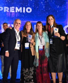 Equipo de MindHub recibiendo el Premio Sadosky de Oro